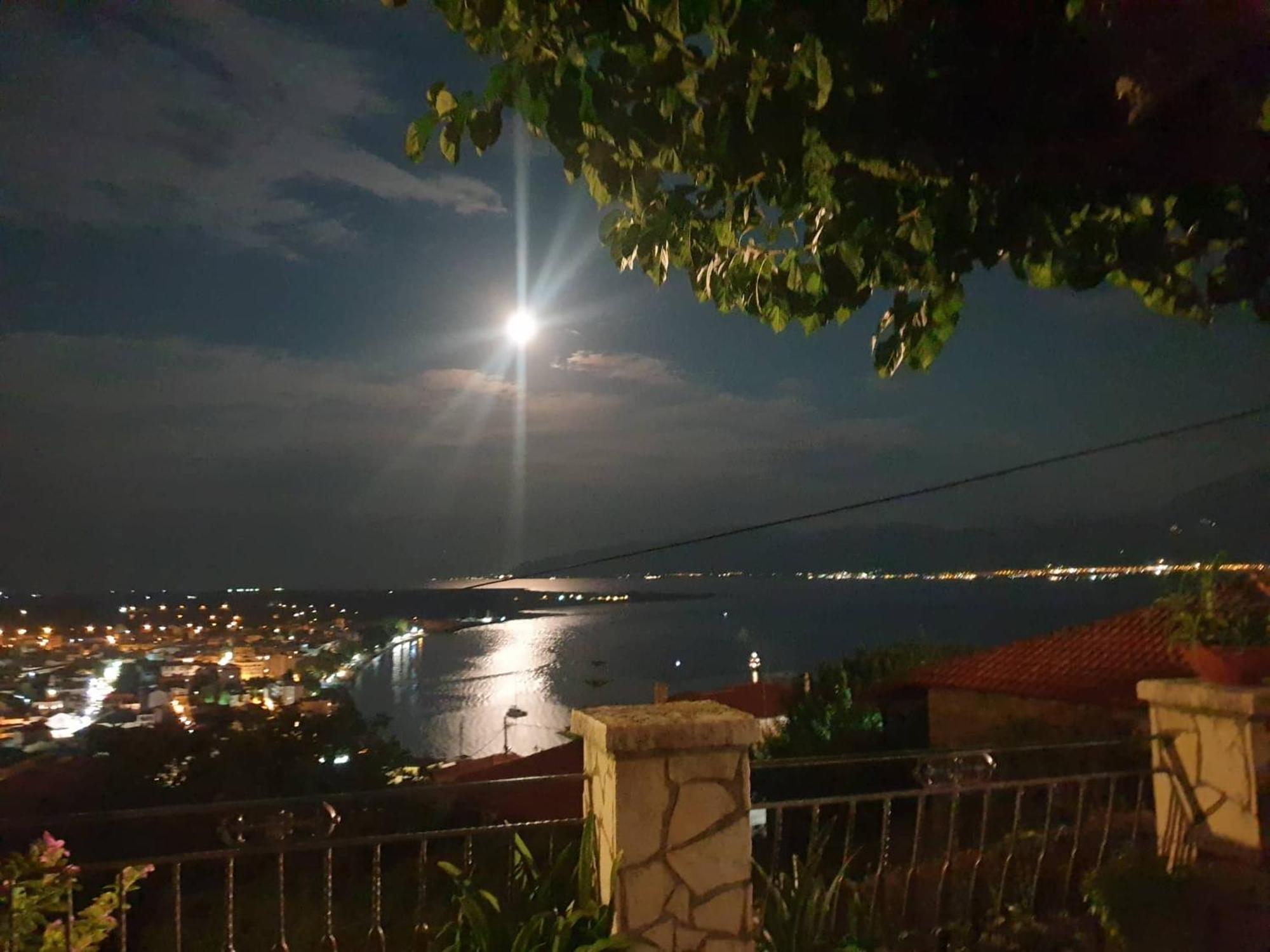 فيلا View By The Castle نافبكْتوس المظهر الخارجي الصورة
