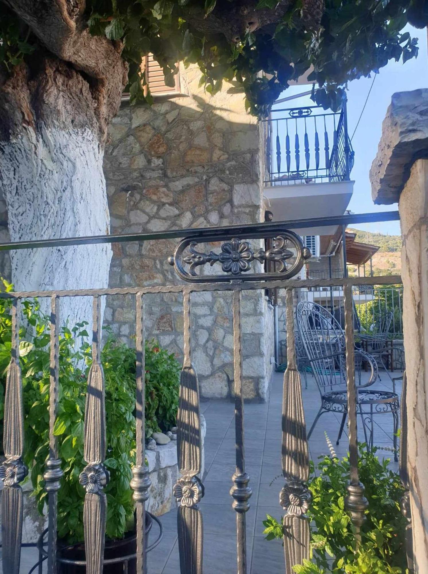فيلا View By The Castle نافبكْتوس المظهر الخارجي الصورة